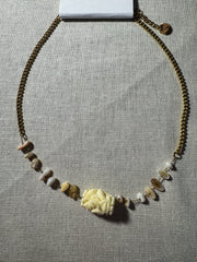 Collana in acciaio con pietrine e rose