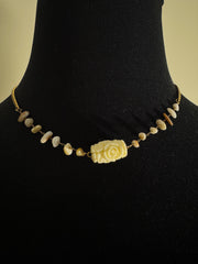 Collana in acciaio con pietrine e rose